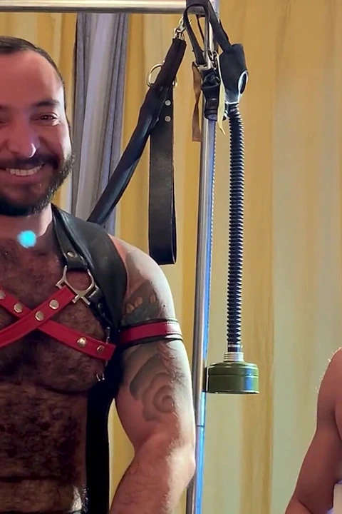 Tatil doldurma Seth Santoro kıllı delikanlı Julian Torres'e yumruk sokuyor