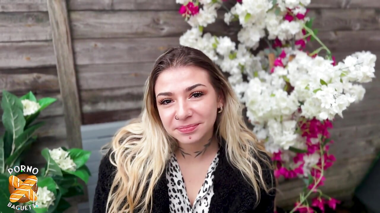 Muhteşem Sienna, güzel 27 yaşındaki sarışın, kameranın önünde sevişmeyi çok seviyor!