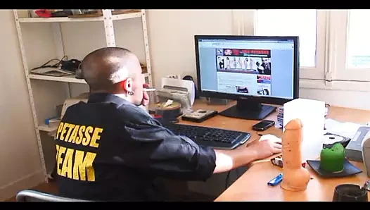 Edepsiz Fransız bebek güvenlik görevlisi tarafından sikiliyor