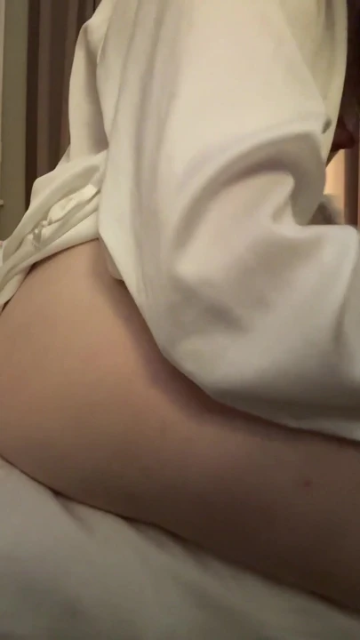 Bacak bacak üstüne mastürbasyon - göt görünümü | Klip 1