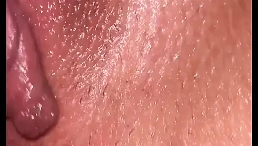 Amcığı damlayan süper azgın orta yaşlı seksi kadın fışkırtarak orgazm oluyor