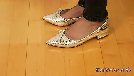 Asmr naylon ayak sesleri - parlak düzler ahşap zemine vuruyor