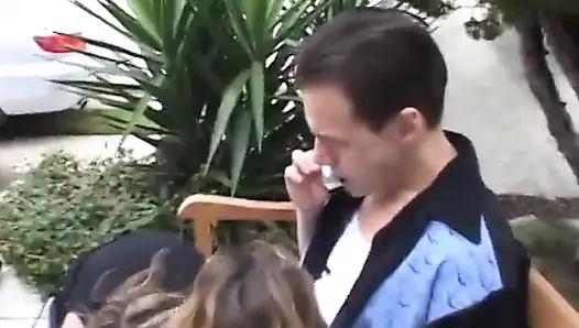 Büyük götlü olgun genç kaltaklardan sert yarağı geri alıyor ve anal seksten önce güzelce sakso çekiyor