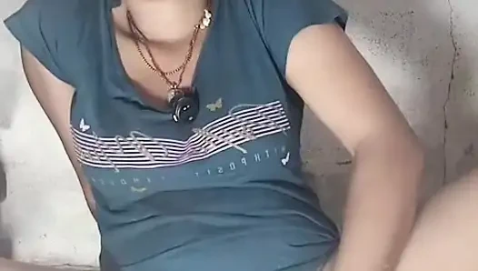 Une fille desi en burbang 3 doigts de l’eau brûlée de lentille est sortie masturbation audio en hindi