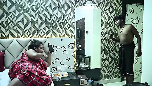 Hintli bayan hizmetçi işvereni tarafından yatak odasında sikiliyor