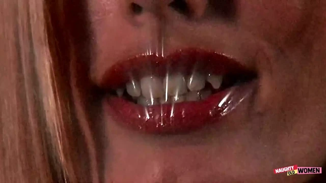 Orta yaşlı seksi kadın amına dildo yaptıktan sonra esmer hevesle sikini emiyor ve tutkuyla ona biniyor