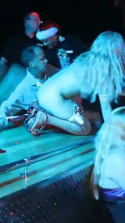 Dirty D'nin Striptiz Kulübündeki Yılbaşı Çete Seks Partisi | Klip 2