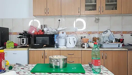 Gerçek natürist mutfak: iri güzel kadını tamamen çıplak pişiriyor