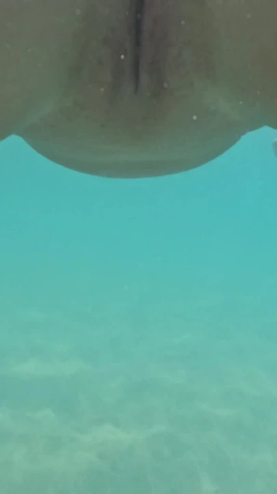 Sualtı amcık tıkaçla oynuyor