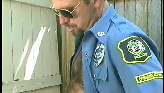 Üniformalı ve gözlüklü kaslı adam berbat ve darbeler