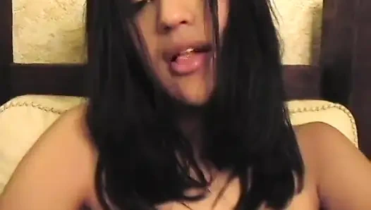 Sevimli transeksüel dans ediyor ve mastürbasyon yapıyor