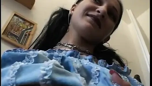 Sevimli kızdan vücudunu göstermesi isteniyor ve uyum gösteriyor