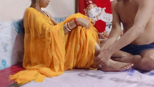 Hintli desi yeni evli evli kadın Ronamce üvey erkek kardeşiyle evde yalnızken düşükte