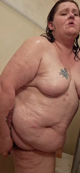 Ateşli orta yaşlı seksi iri güzel evli kadın duşta oynuyor