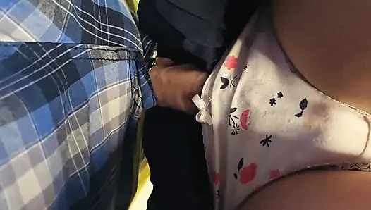 Metroda bir yabancının penisini külotunun içine girmesine izin verdi.
