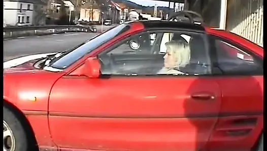 Sarışın sürtük edepsiz zihinlerini yabancıya gösteriyor