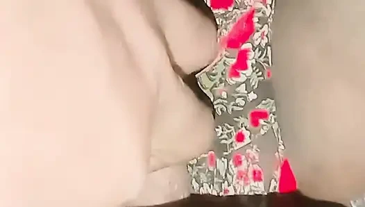 Beni yavaşça sik, köyün karı kocasıyla eğlenceli seks yapmak çok acı verici.