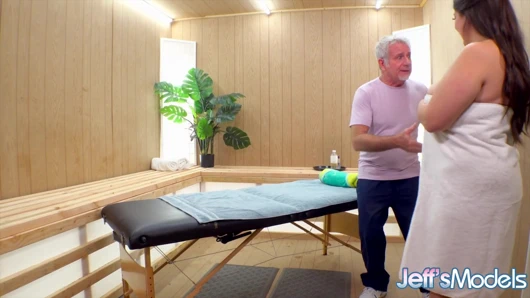 Ateşli iri güzel kadın Remi Ferdinand kıllı amcığını masöre okşuyor