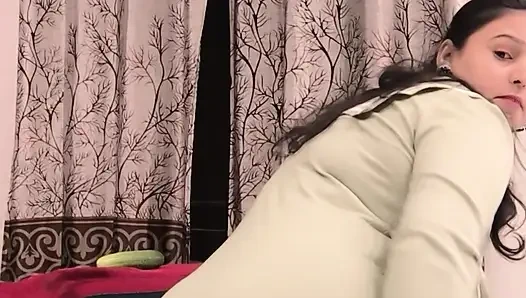 Salatalık ile amcık parmaklıyor