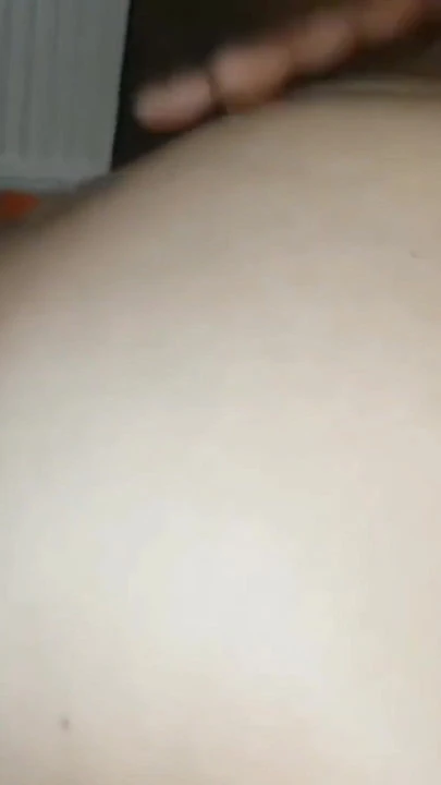 Наклонившаяся на большом черном члене скачет на моей попке, жестко и глубоко долбя мою киску