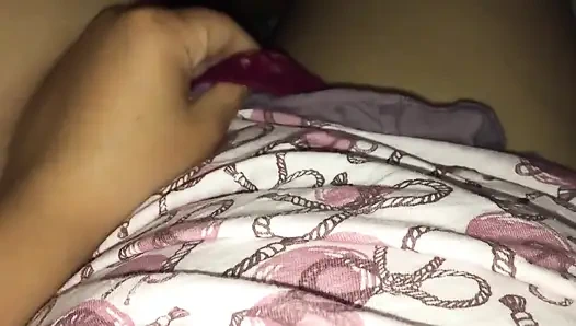 İşe gitmeden önce amını okşuyor