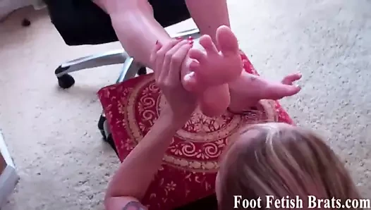 Bella, bella'nın tüm ayak parmaklarını derin boğazlıyor