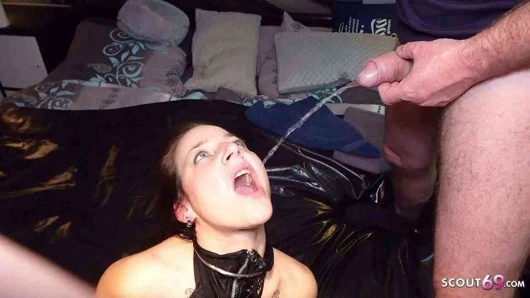 Kaba işemek ve Creampie grup seks için Alman genç xenia orospu