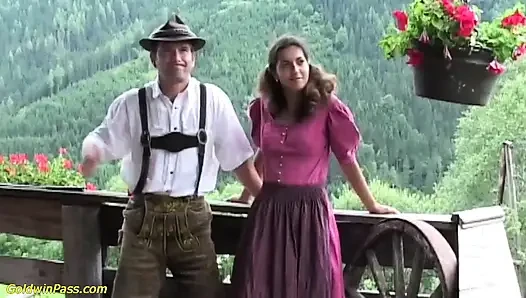 Büyük memeli sürtük yarak emiyor