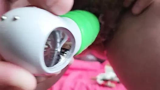 Vibratörümün yardımıyla fışkırtıyor.