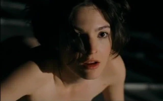 Çatıda çıplak yakalanan kız...