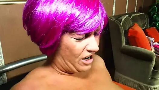 Çılgın mor saçlı ev hanımı sert çarptım