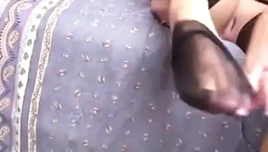 Seksi sarışın eğiliyor ve sıkı amını ve götünü gösteriyor