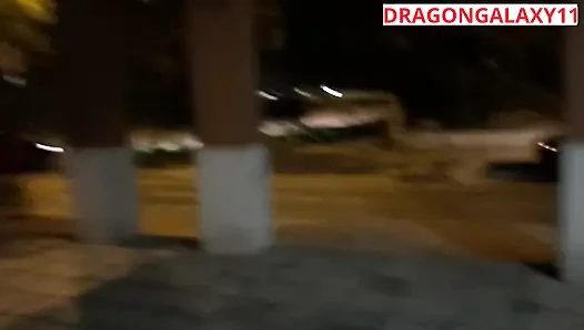 (riskli halka açık) Latin üniversiteli kız sokakta göğüslerini teşhir ediyor ve mastürbasyon yapıyor