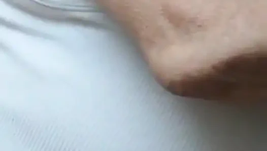 İşerken azgın, giyiniyor, oynuyor ve daha fazla işiyor