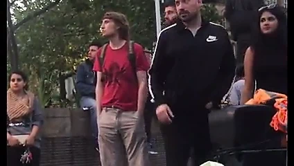 Elinde pantolon olan Str8