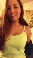 Sıcak kız göğüslerini gösterir