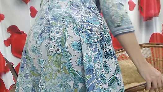 Bolly_Karma_315 göğüslerini gösteriyor, sakso çekiyor, dildo amcığını sikiyor