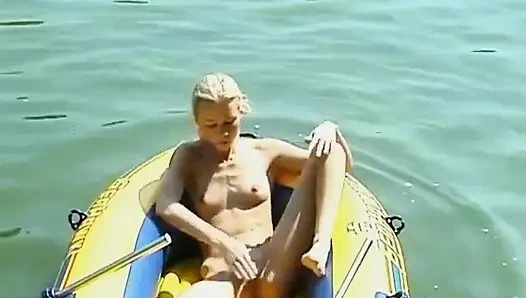 Debbie lastik teknede mastürbasyon yapıyor