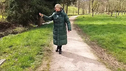 Olgun Sarışın Eş Yarı Çıplak Seksten Hoşlanır