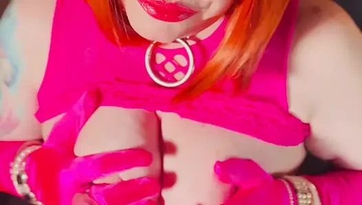 Eldivenli kızıl sürtük Tina Snua sigara içerken göğüslerini çıkarıyor - sigara içen doğal memeler amatör eldivenler mücevher