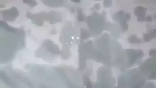 Kısa fışkırtma ile bir yapay penis