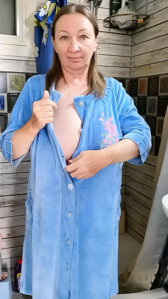Büyük zıplayan memeli nine Mariaold duş alıyor