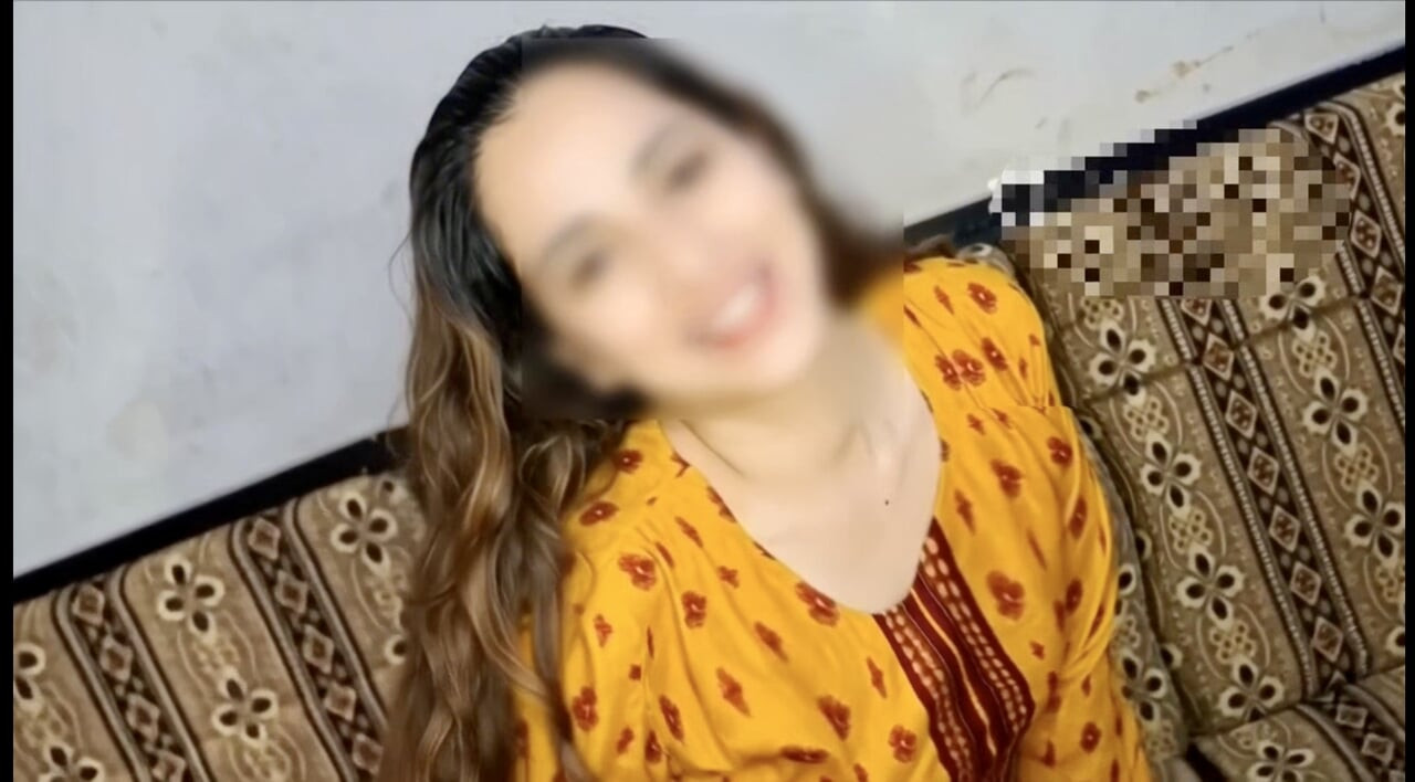Kalın götlü azgın genç üvey kız kardeş yarağımda sekiyor
