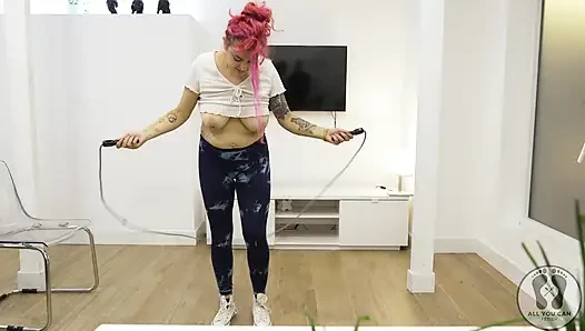 Yoga eğitimi ısınma zıplıyor jacks ip atlıyor büyük memeler