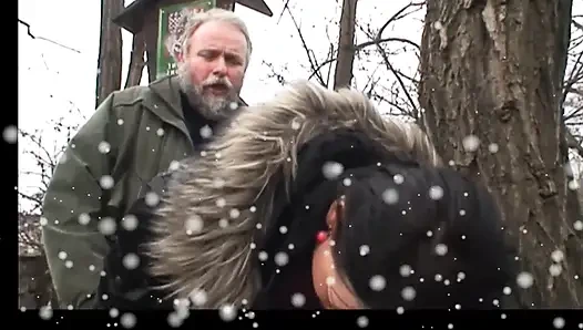 Yaşlı adam açık havada orta yaşlı seksi kadını sikiyor ve genç bir kızın ağzına boşalıyor