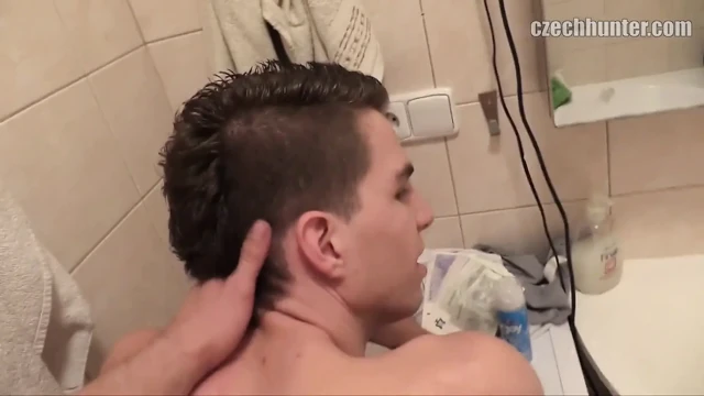 Çek avcısı - uzun boylu genç püskürtücüler bathr'oom secret büyük co'ck dee'pthroated ve oda arkadaşı yan odada dinlenirken sikiliyor