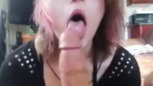 Gözlüklü kız penisi memnun ediyor