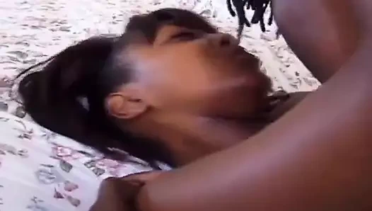 Siyah saçlı harika görünümlü zenci kadın sikişten sonra ateşli döl yemeye bayılıyor