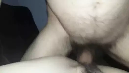 Sa chatte poilue se fait bien limer