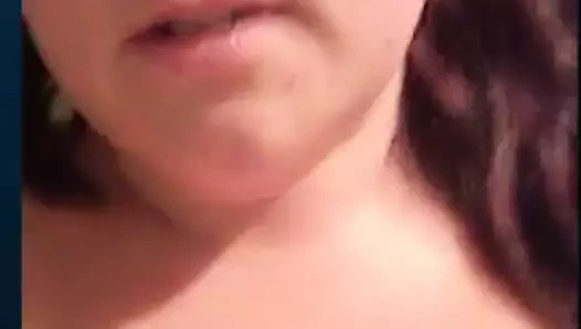 Kalina şişman göğüslerini gösterir